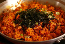 Μια πολύχρωμη παρουσίαση από τη Νότια Κορέα: Συνταγή Kimchi Bokkeumbap