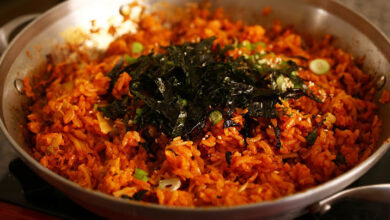 Μια πολύχρωμη παρουσίαση από τη Νότια Κορέα: Συνταγή Kimchi Bokkeumbap